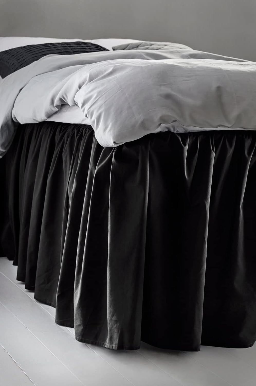 Jotex Zack Volant Betthusse - 100% hochwertige Bio-Baumwolle Bettrock, Höhe 60 cm - Grauschwarz, 140