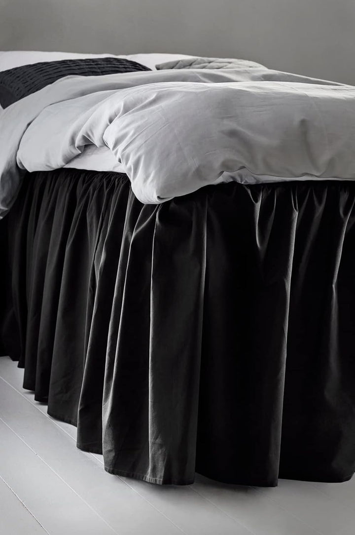 Jotex Zack Volant Betthusse - 100% hochwertige Bio-Baumwolle Bettrock, Höhe 60 cm - Grauschwarz, 180