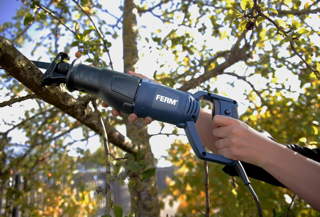 FERM Säbelsäge 710W - Soft Griff - mit 2 Sägeblätter für Holz (130mm-11TPI) und Metall (82mm - 30TPI