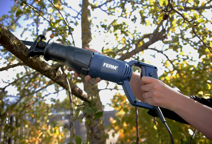 FERM Säbelsäge 710W - Soft Griff - mit 2 Sägeblätter für Holz (130mm-11TPI) und Metall (82mm - 30TPI