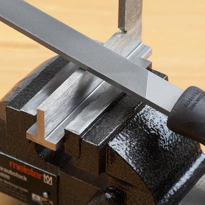 Meister Schraubstock - Drehbar - 125 mm Spannweite - Hochwertige Stahlbacken - Sicheres Fixieren von