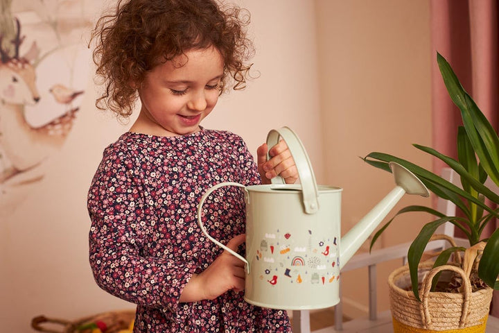 goki 63865 - Giesskanne Frühling aus Metall für Kinder – Farbenfrohes Gartenwerkzeug für kleine Gärt