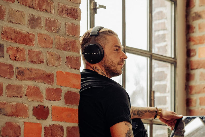 beyerdynamic DT 1770 PRO Over-Ear-Studiokopfhörer in schwarz. Geschlossene Bauweise, steckbares Kabe
