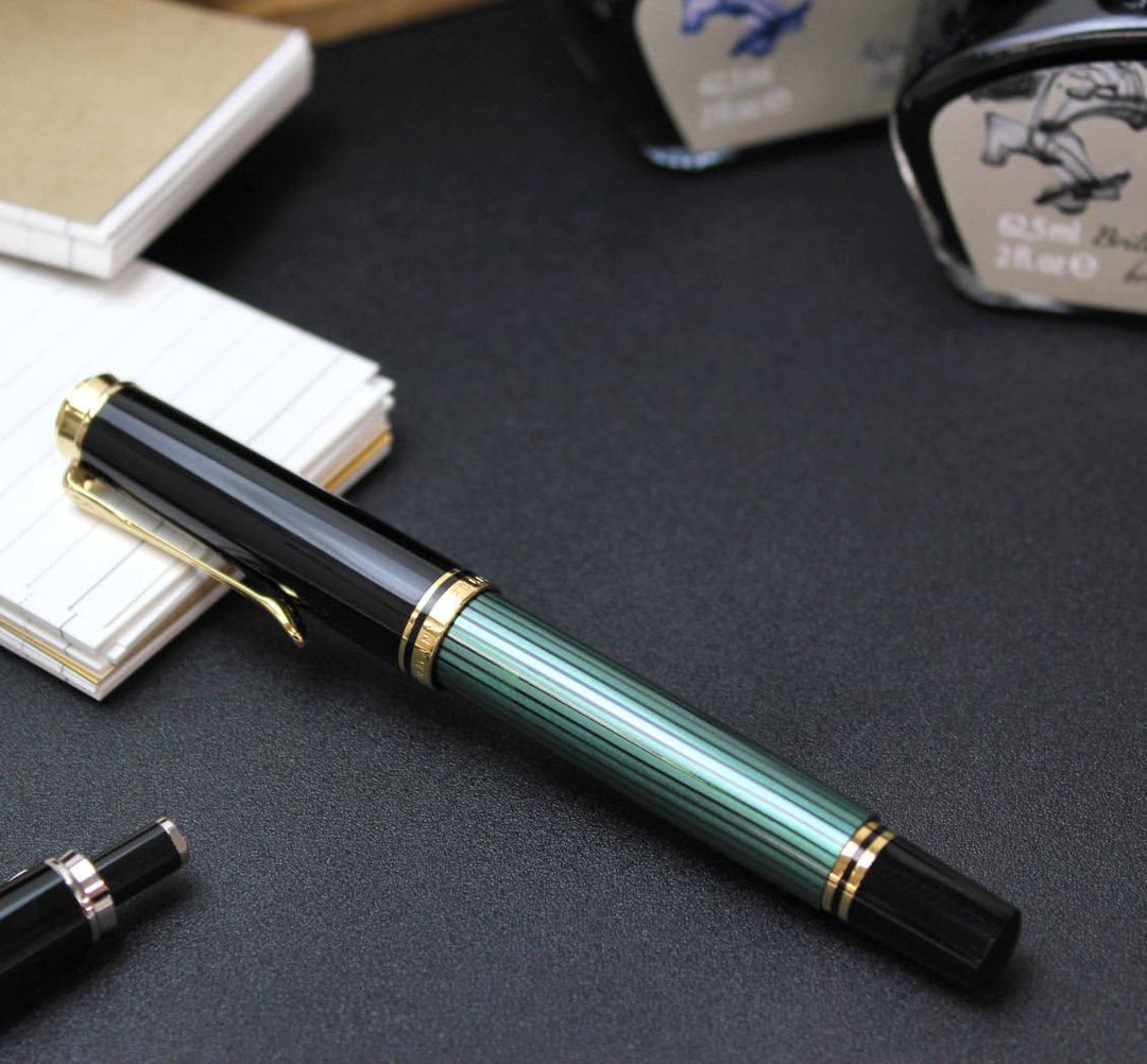 Pelikan Premium M400 Füllfederhalter, B Farbe Plume schwarz/grün, schwarz/grün