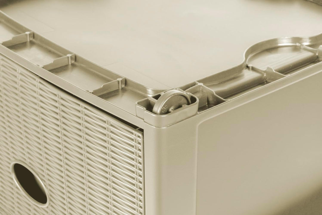 Rollbarer Schubladenschrank aus Kunststoff in Rattan-Optik mit 4 Schubladen. Masse: 40x40x81 cm (Kas