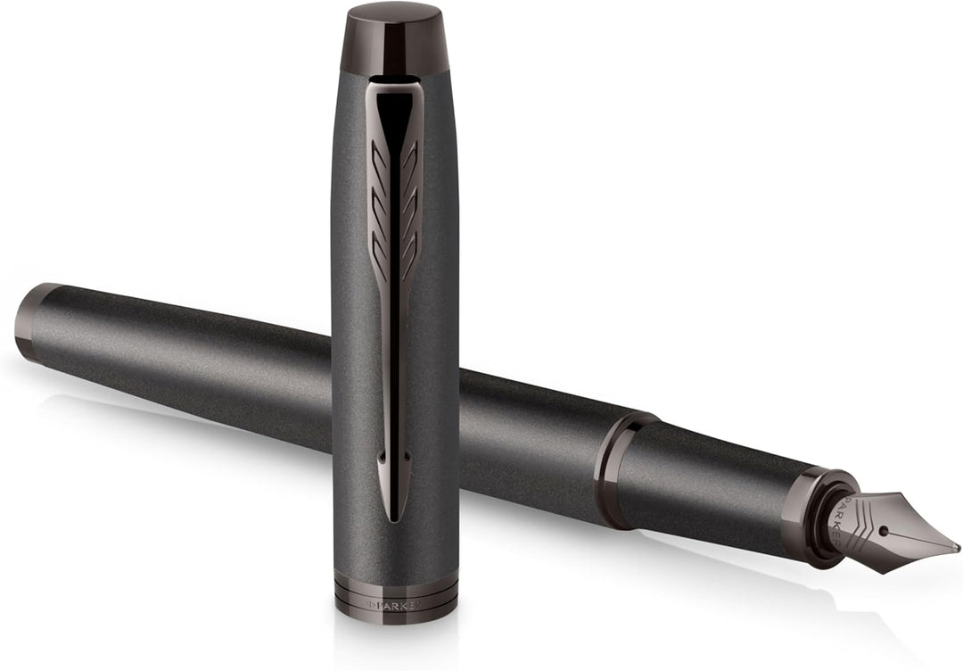 Parker IM Monochrome Füller | Oberfläche und Zierteile in Dunkelgrau-Metallic | Füllfederhalter mit