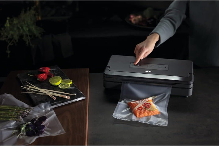 AEG A6-1-6AG Vakuumiergerät / schnelles und automatisches Vakuumieren von Lebensmitteln / Konservier
