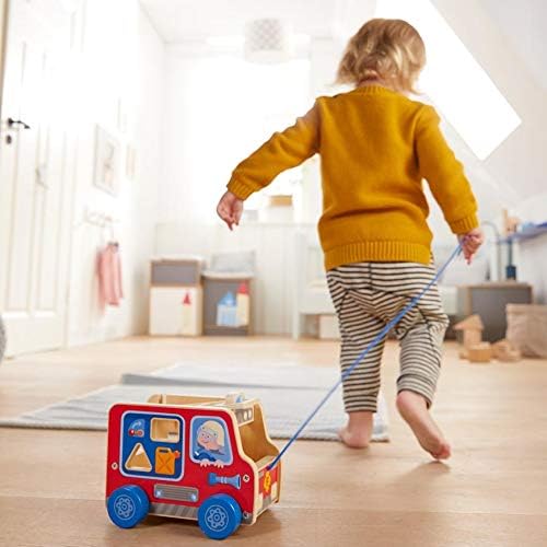 HABA 304317 - Ziehfigur Feuerwehrauto, Nachziehspielzeug für Kinder ab 12 Monaten, animiert zum Lauf