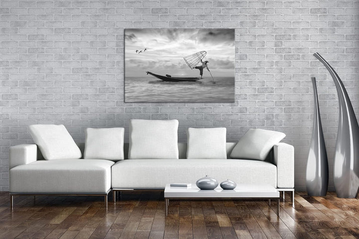 deyoli verspielter Fischer auf seinem Boot Effekt: Schwarz&Weiss Format: 80x60 als Leinwandbild, Mot