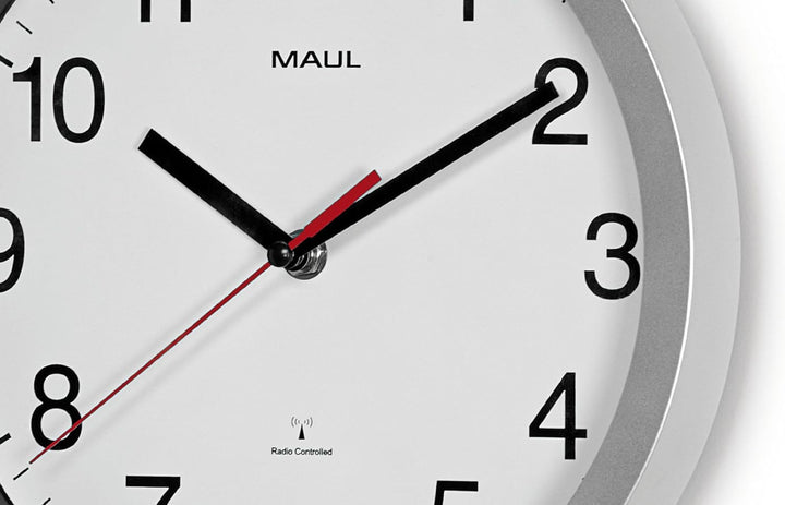 Maul Wanduhr MAULrun Ø 25 cm | stilvolle Funkuhr mit automatischer Zeiteinstellung | ideal für Wohnz