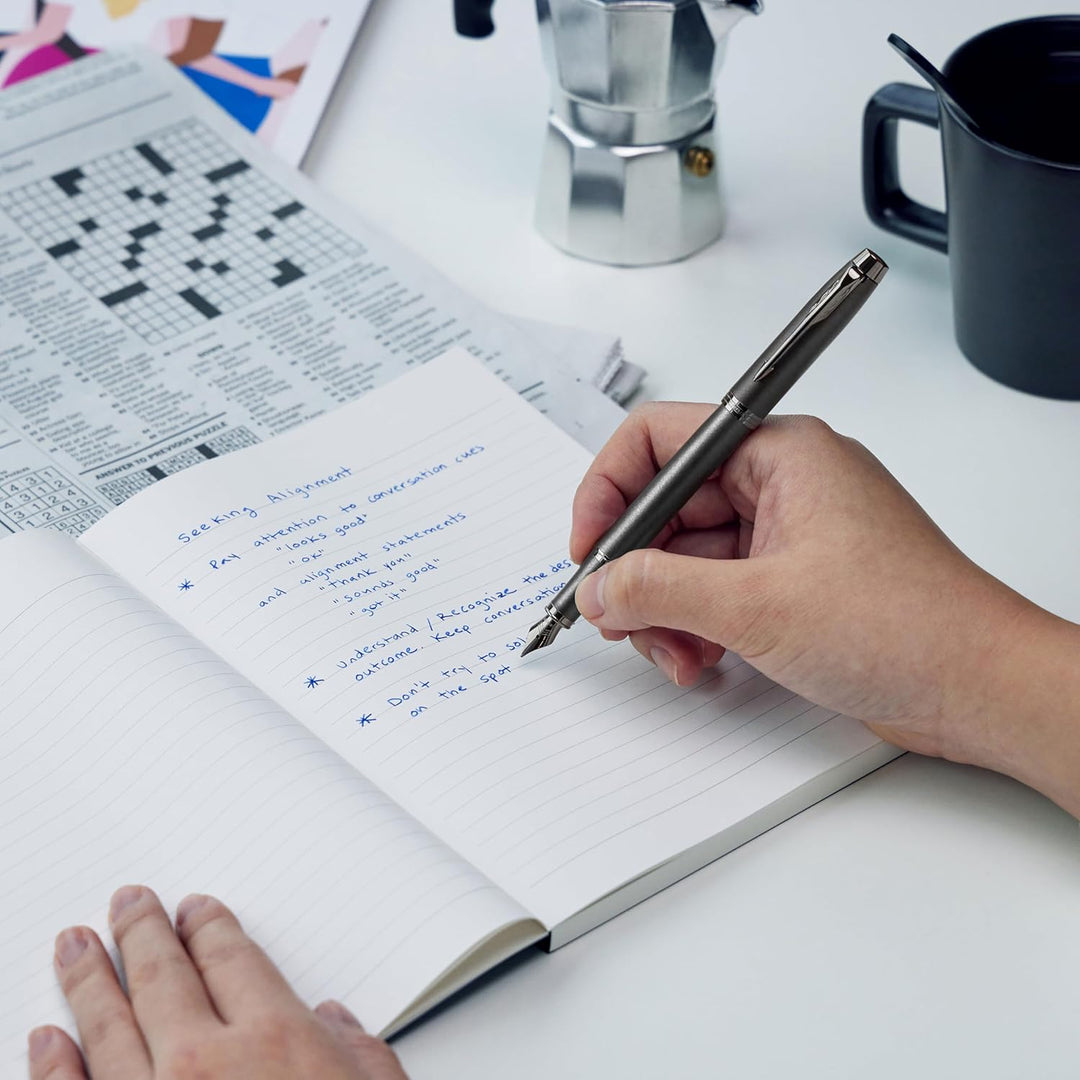 Parker IM Monochrome Füller , Oberfläche und Zierteile in Dunkelgrau-Metallic , Füllfederhalter mit