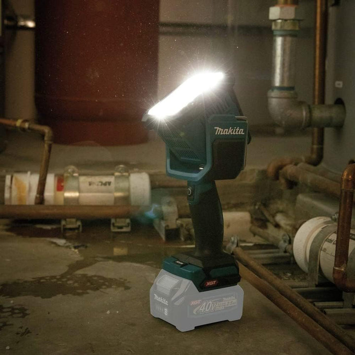 Makita LED-Akku-Handstrahler/Handlampe (verfügt über drei Leucht-Modi Spot, Flutlicht, Spot + Flutli