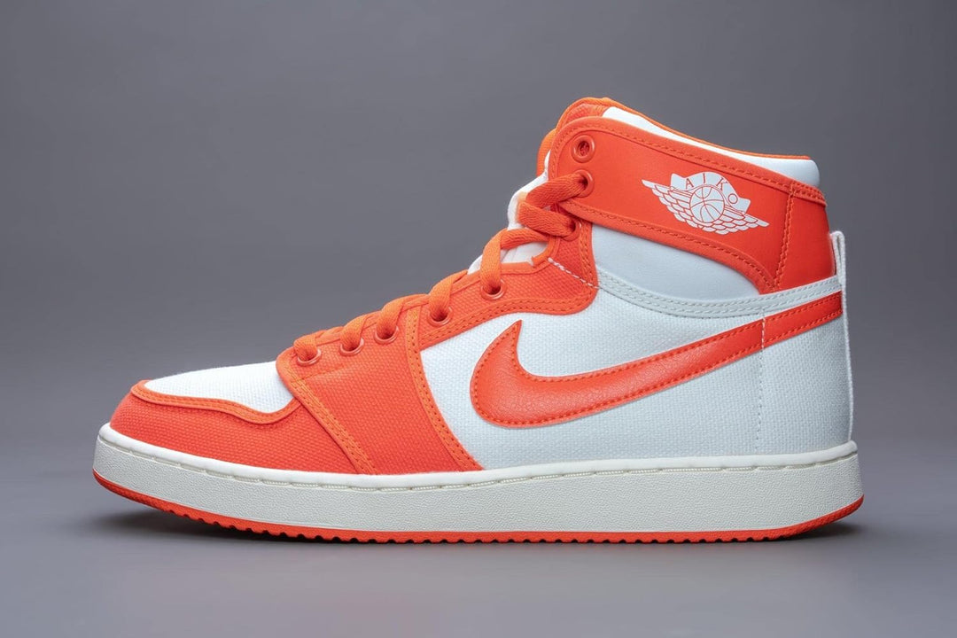 Nike Air Jordan 1 Mid, Herren-Turnschuhe, Volt Black Sail, 42.5 EU 43 EU Rush Orange Weiss Segel, 43