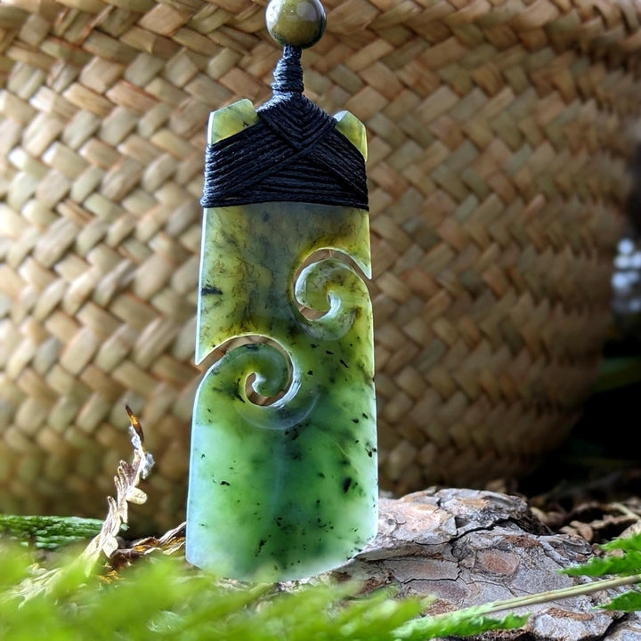 81stgeneration Unisex Geschnitzte Nephrit Jade Grünstein Maori Doppel Koru Toki Anhänger Halskette