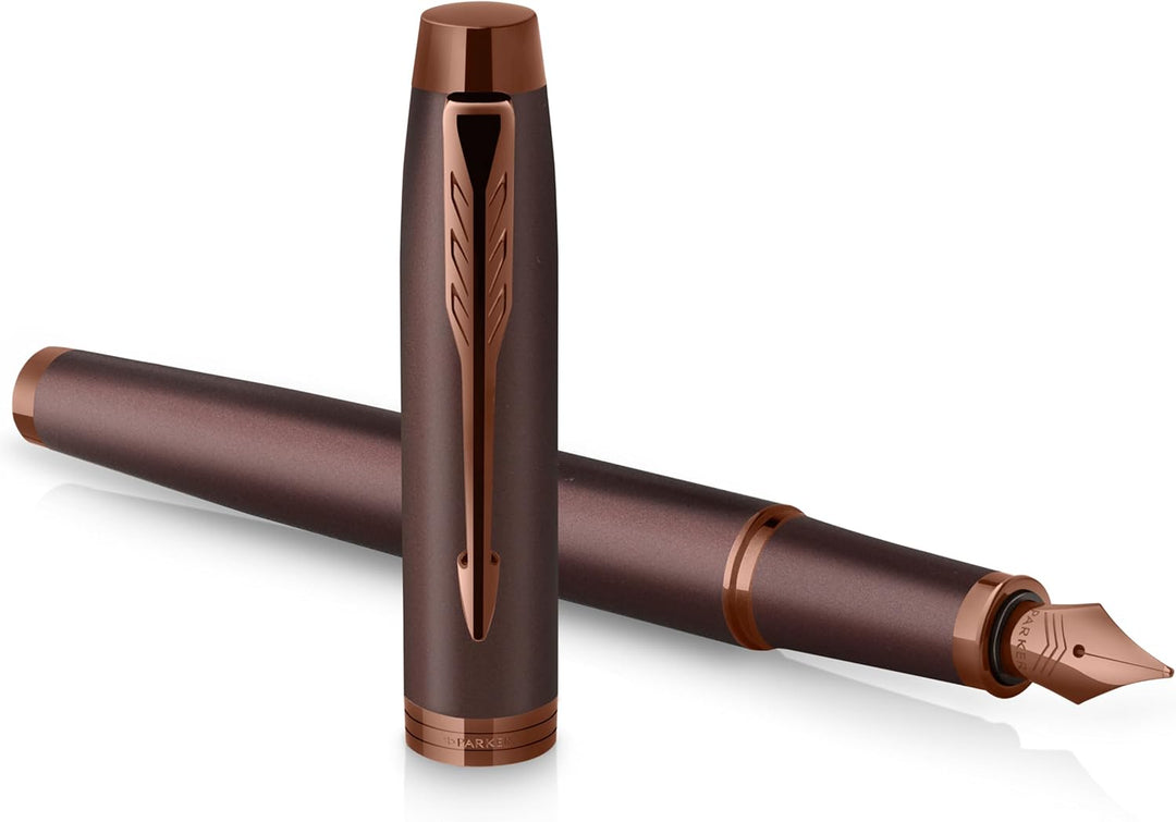 PARKER IM Monochrome Füllfederhalter | blaue Tinte | Oberfläche und Zierteile in Burgunderrot | medi