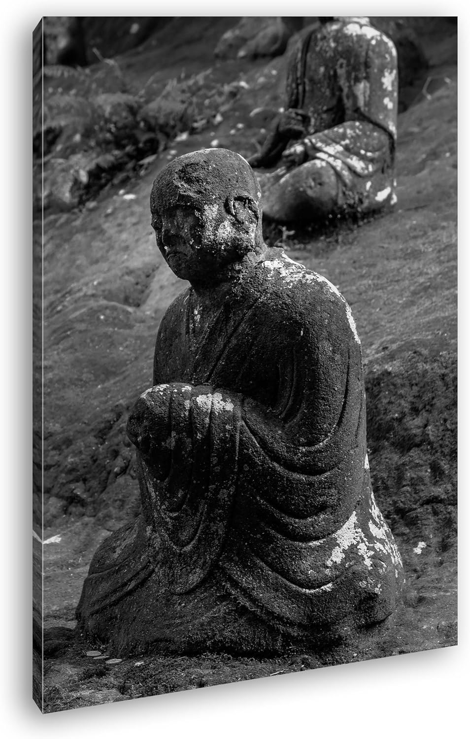 deyoli moosbedeckte Buddha Statue Effekt: Schwarz/Weiss im Format: 80x60 als Leinwandbild, Motiv fer