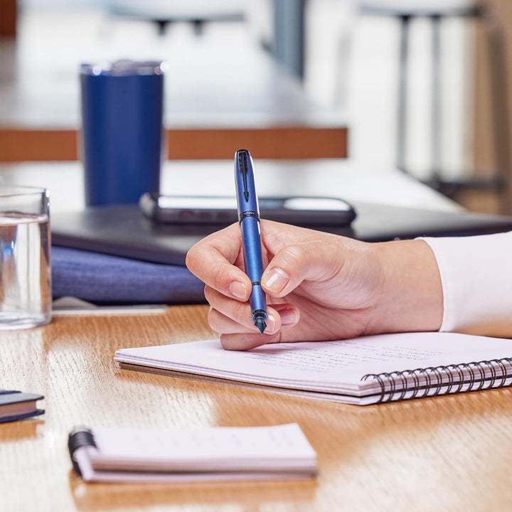 Parker IM Monochrome Füller | Oberfläche und Zierteile in Blau | Füllfederhalter mit mittlerer Feder