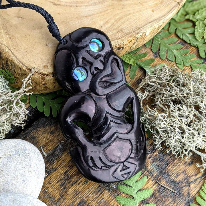 81stgeneration Unisex Geschnitzter Horn Paua Abalone Eyes Grosser HEI Tiki Anhänger Halskette