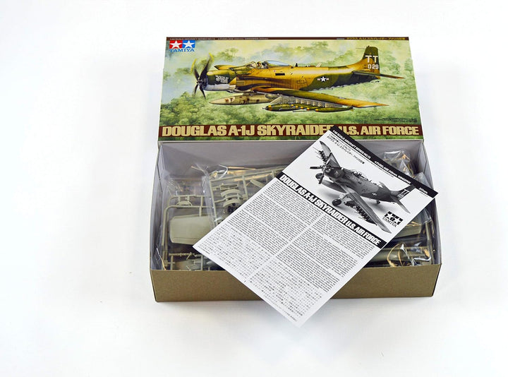 Tamiya 300061073 - 1:48 WWII Douglas A-1J Skyrider USAF