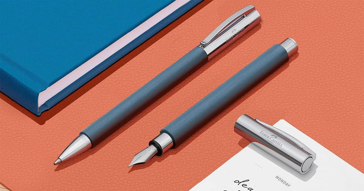 Faber-Castell 147145 - Kugelschreiber Ambition Edelharz, blau, dokumentenechte 0.5 mm Mine Edelharz