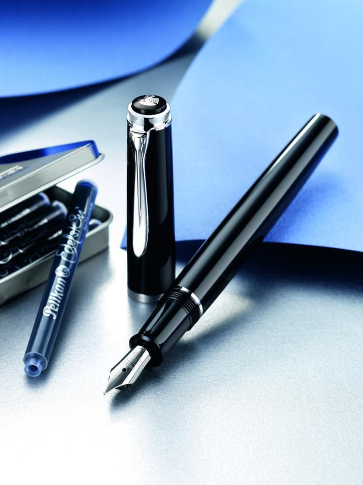 Pelikan Füllhalter Classic 205, Schwarz, Feder M (mittel), hochwertiger Kolbenfüller im Geschenk-Etu