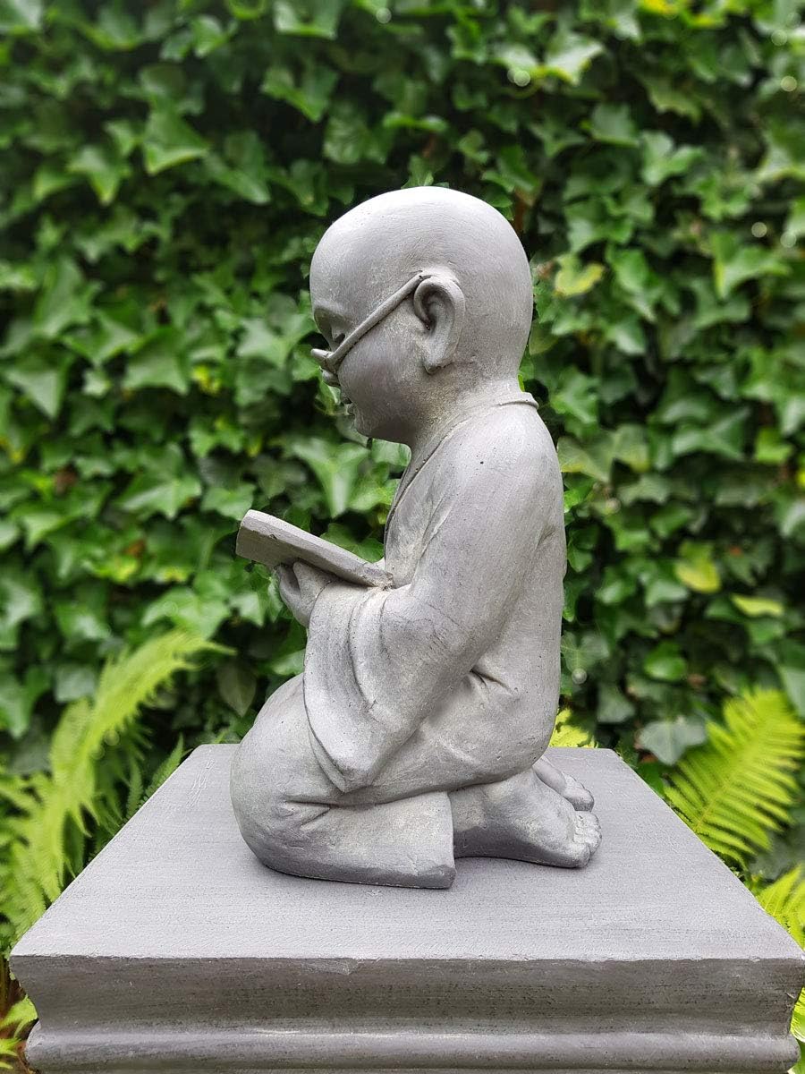 Figur Shaolin Mönch lesend mit Buch - für Haus und Garten - Höhe 42 cm - grau