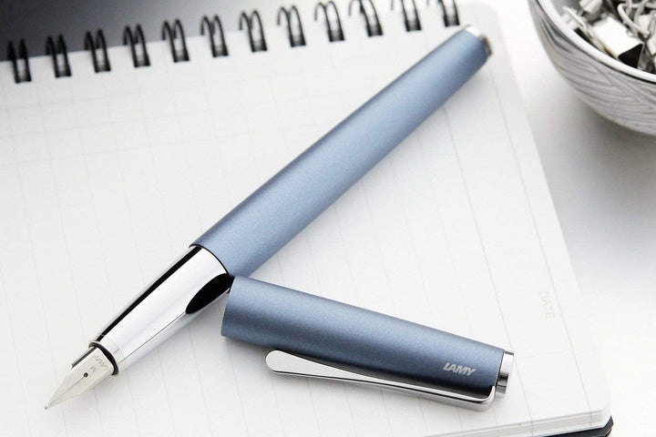 Lamy 1234854 studio Füllhalter 66 – Zeitloser Füller in der Farbe Glacier aus rostfreiem Edelstahl u