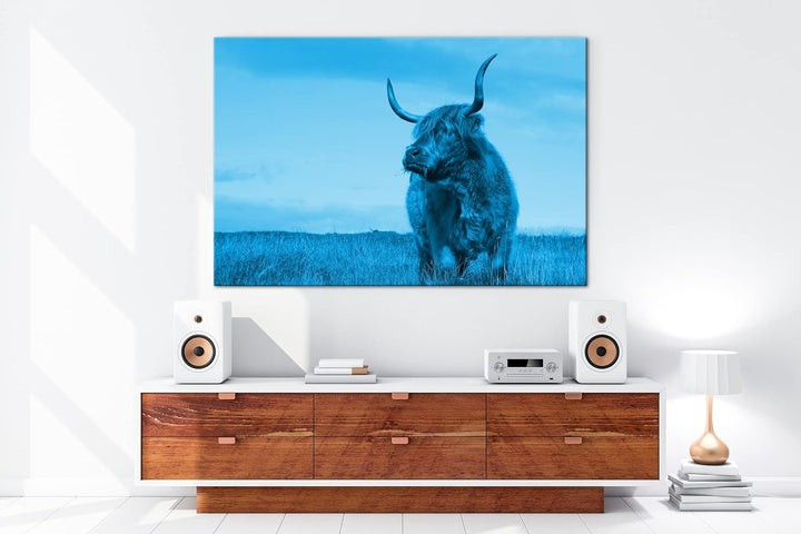 deyoli riesige Kuh auf einer Landschaft Format 80x60 Effekt: Monocrome Blau als Leinwandbild, Motiv