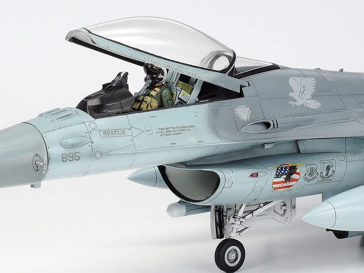 Tamiya 300061098 - 1:48 Lockheed Martin F-16CJ Fighting Falcon