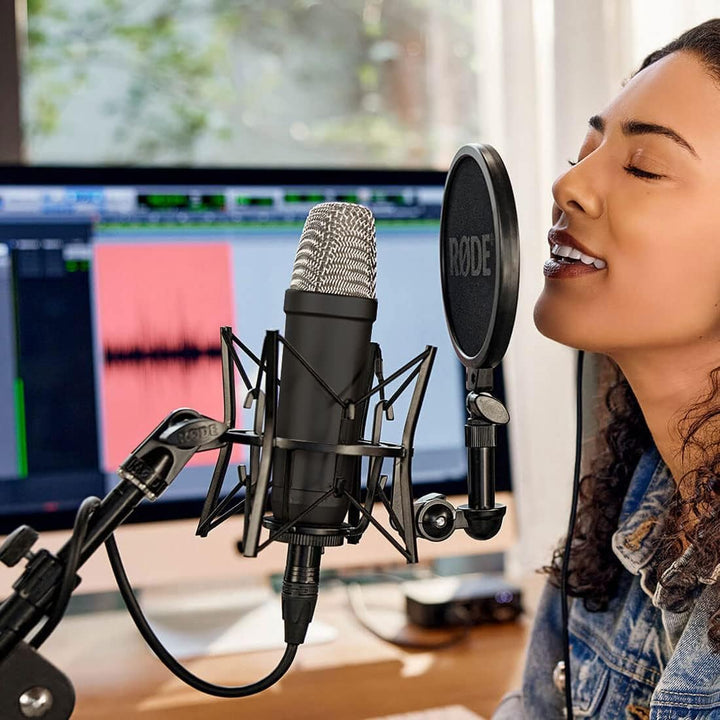 Rode NT1 5th Generation XLR USB Studio-Mikrofon Schwarz + K&M 23840 Gelenkarm-Stativ + keepdrum Mikr