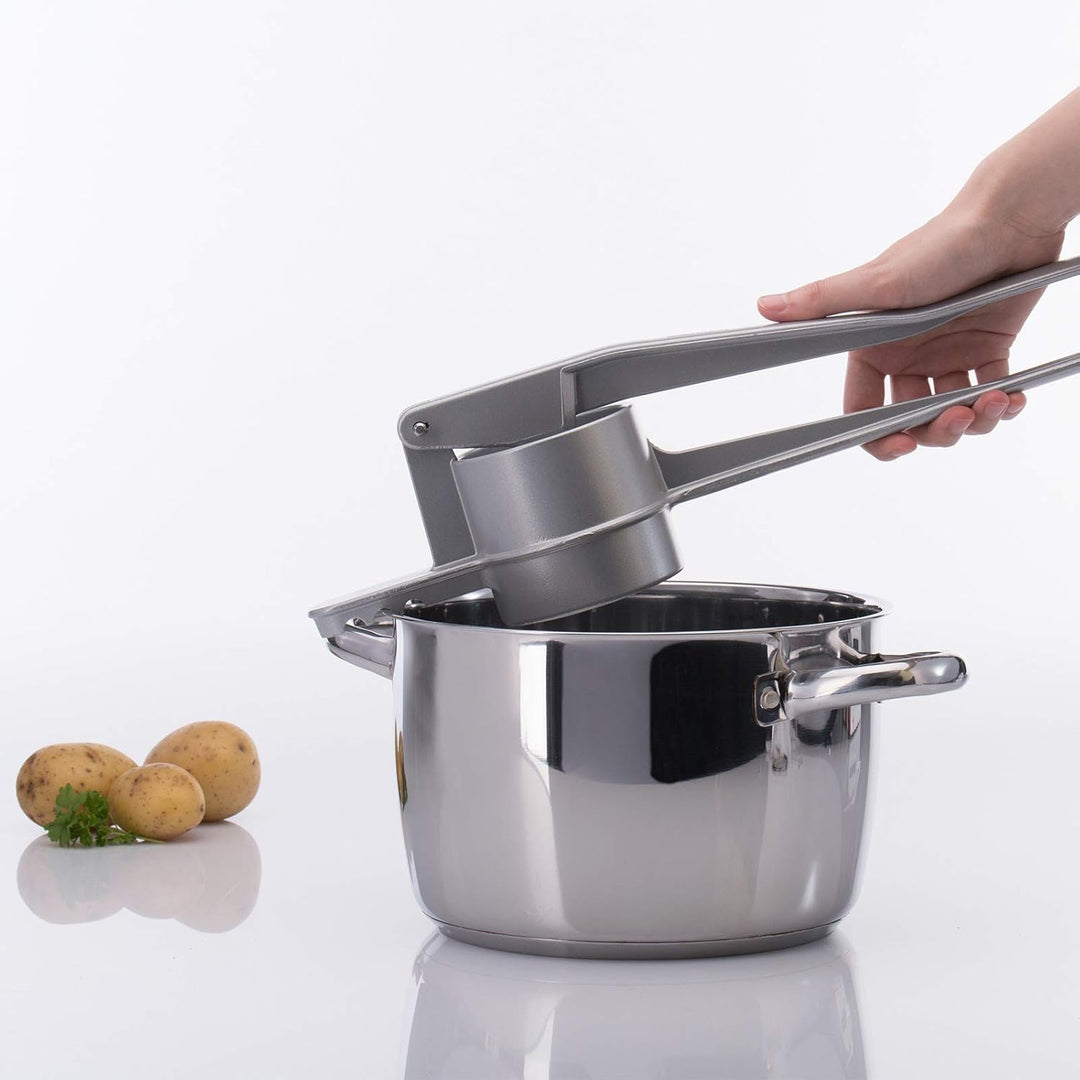Westmark Spätzle-Set, 2tlg., 1 Spätzle-/Kartoffelpresse mit traditioneller Lochung, Spätzlechef + 1