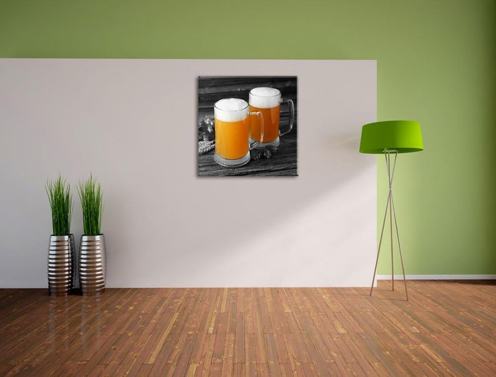 Pixxprint Zwei Biergläser Hefeweizen mit Hopfen auf Holztisch schwarz/weiss, Format: 70x70 auf Leinw