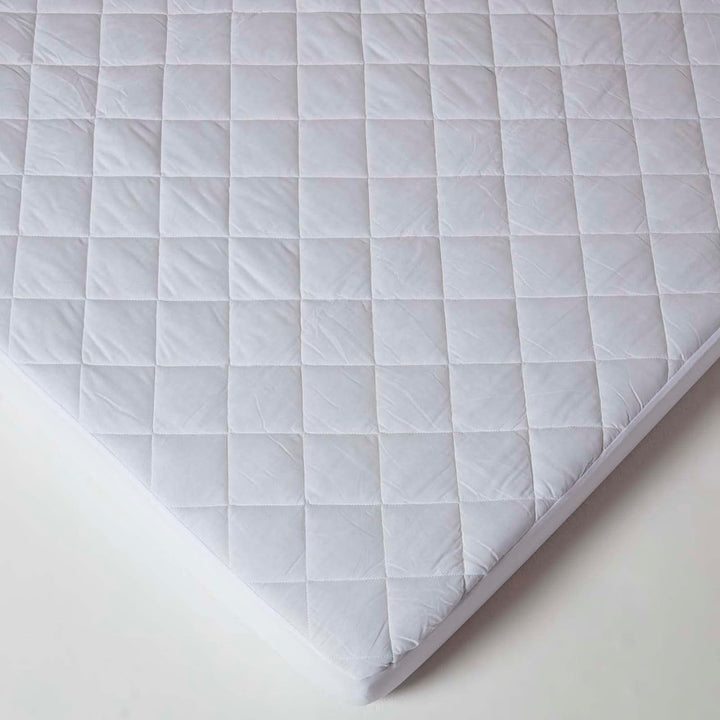 HOMESCAPES Wasserdichter Matratzenschoner 150x200 cm gepolstert, Matratzenauflage mit Spannumrandung