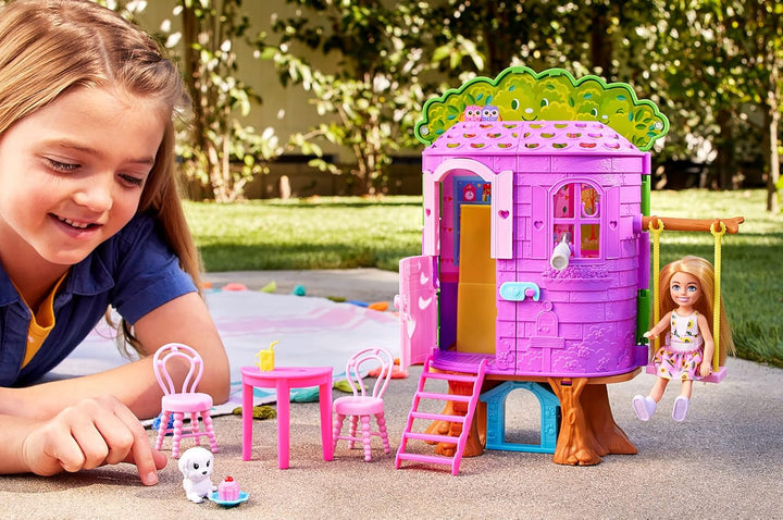 Barbie - Chelsea-Puppe und Baumhaus-Spielset mit Hündchen mit Möbeln, Rutsche und mehr als 10 Zubehö
