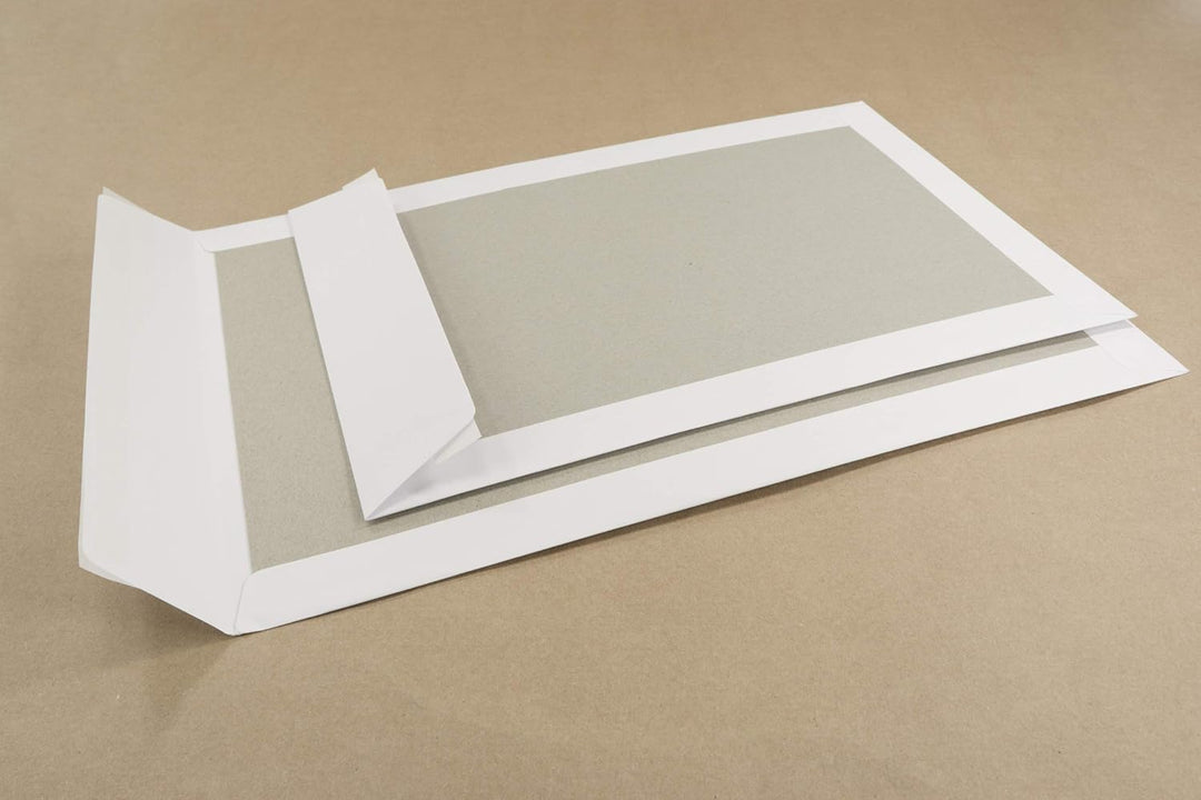 Netuno 100x weisse Versandtaschen DIN B4 B4 mit Papprückwand aus Graupappe 250 × 353 mm 400g Karton-