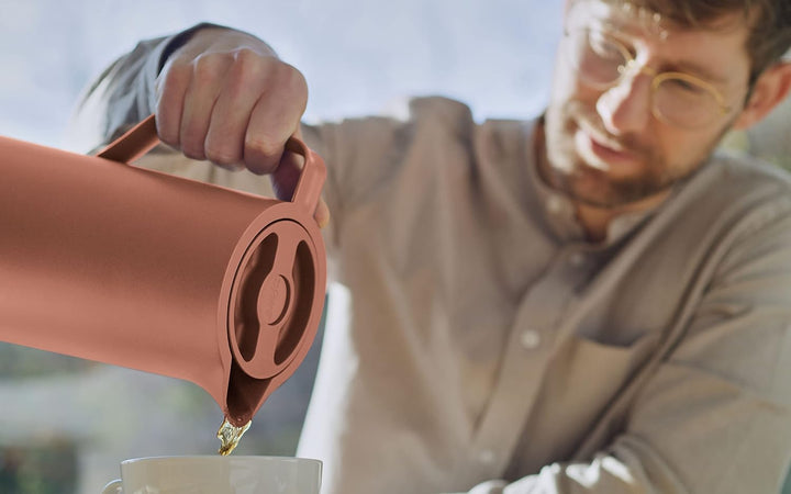 Emsa N41709 Motiva Isolierkanne | 1 Liter | Quick-Press-Verschluss | 12h heiss, 24h kalt | Glaskolbe