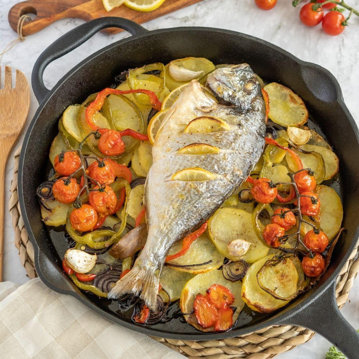 BBQ-Toro Gusseisen Bratpfanne Ø 34 cm | Gusseisen-Grillpfanne mit Griff, Stiel und zwei Ausgiesser,