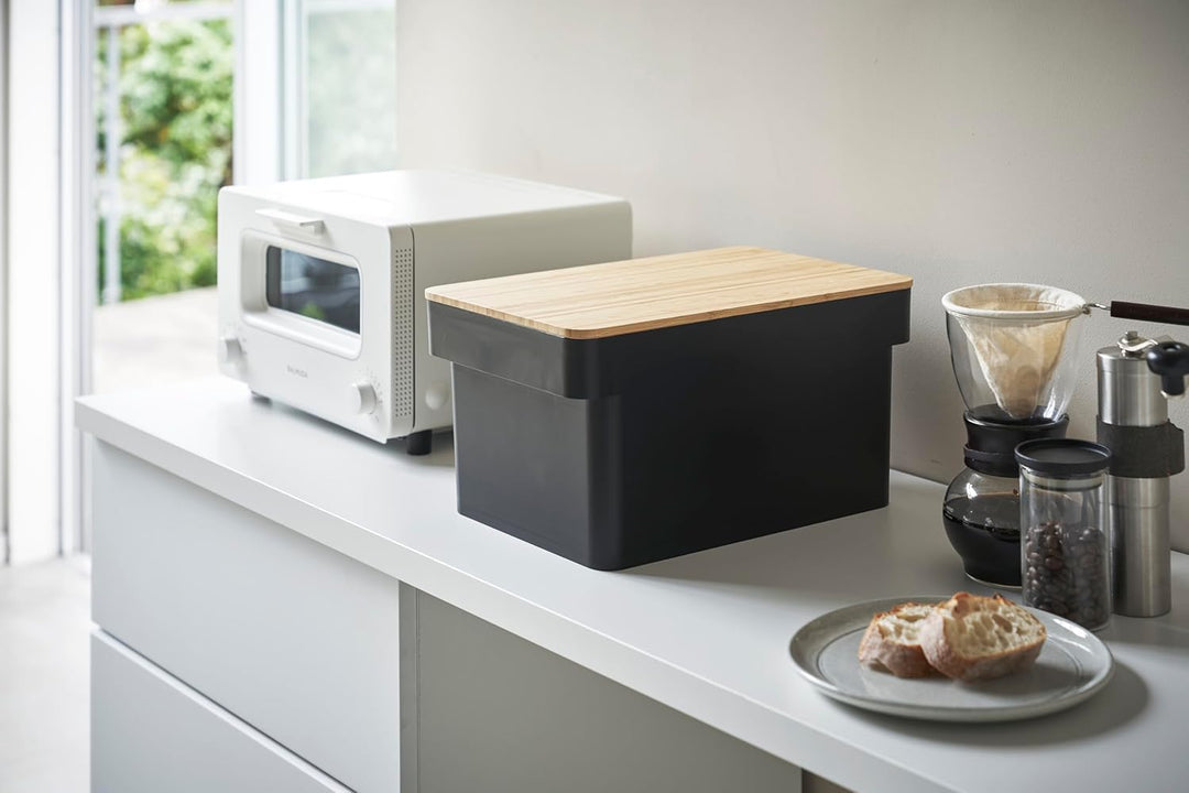 Yamazaki 4947 TOWER Brotkasten mit Messerablage, schwarz, Polypropylen/Bambus, Minimalistisches Desi