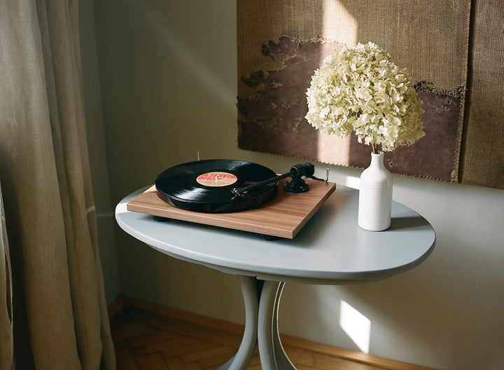 Pro-Ject E1 Phono, Plug & Play Einsteiger Plattenspieler mit OM5e System, schaltbarer Phono Vorstufe