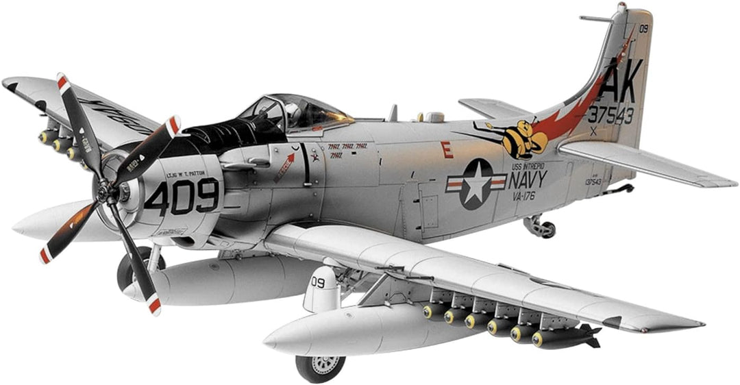 TAMIYA 300061058 - 1:48 WWII USN Douglas A1-H Skyraider, Mittel