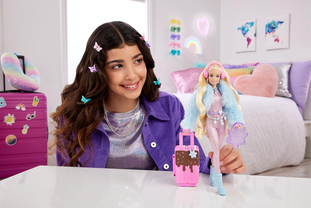 Barbie Extra Fly - Reisepuppe mit Winter-Outfit und Zubehör, 15 Accessoires wie Ohrenschützer, Hands