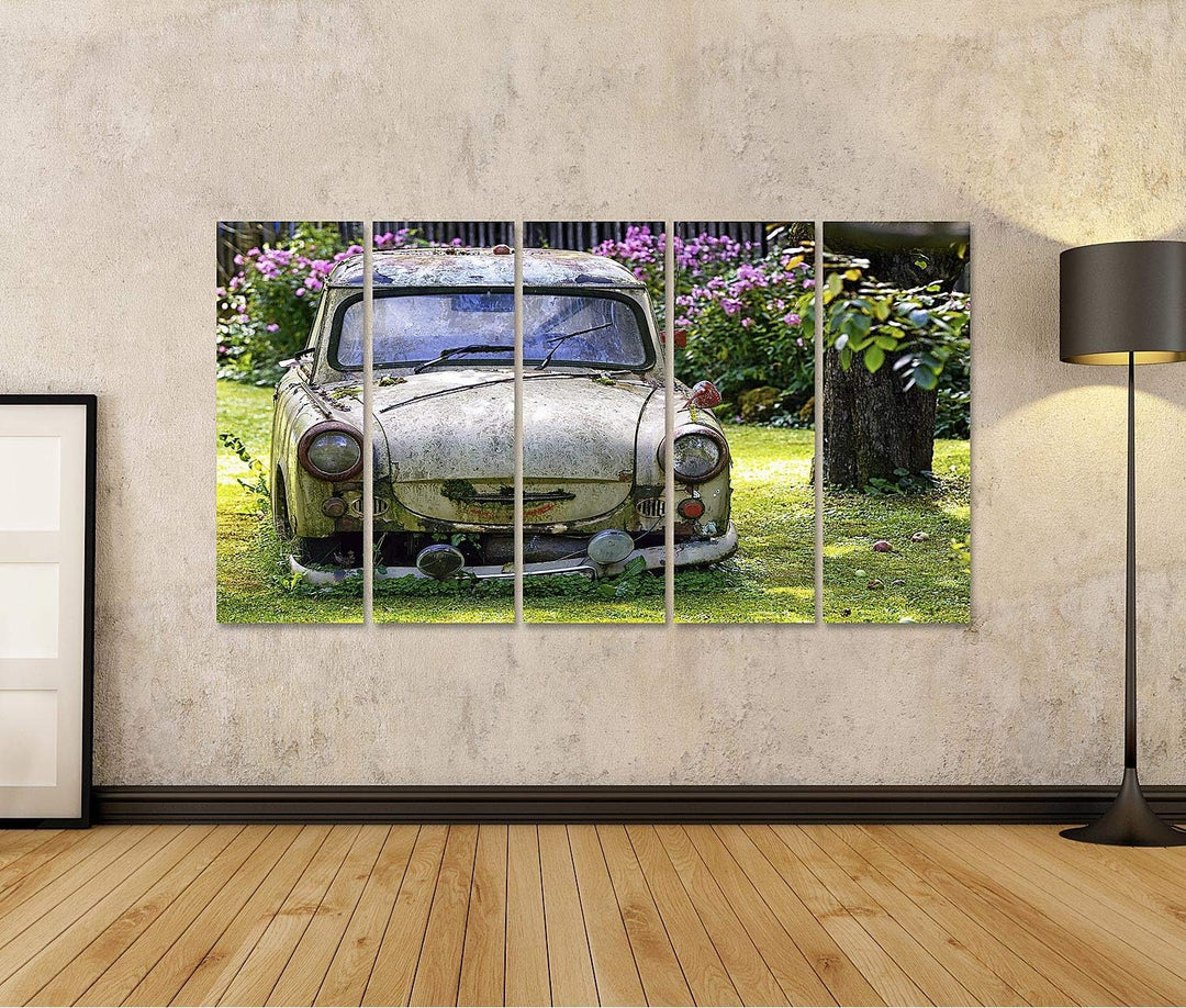 islandburner Bild auf Leinwand Ein alter Trabant in einem Garten Bilder Wandbilder Poster Leinwand 1