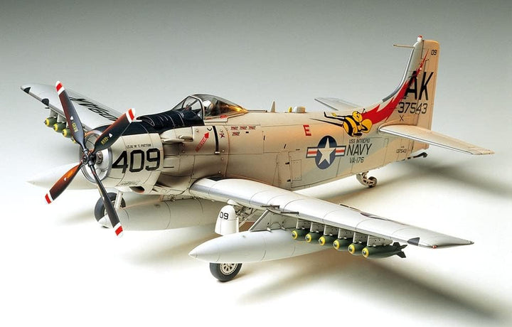 TAMIYA 300061058 - 1:48 WWII USN Douglas A1-H Skyraider, Mittel