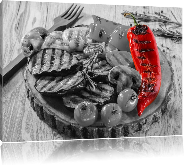 gegrilltes Gemüse auf Baumstammteller schwarz/weiss Format: 100x70 auf Leinwand, XXL riesige Bilder