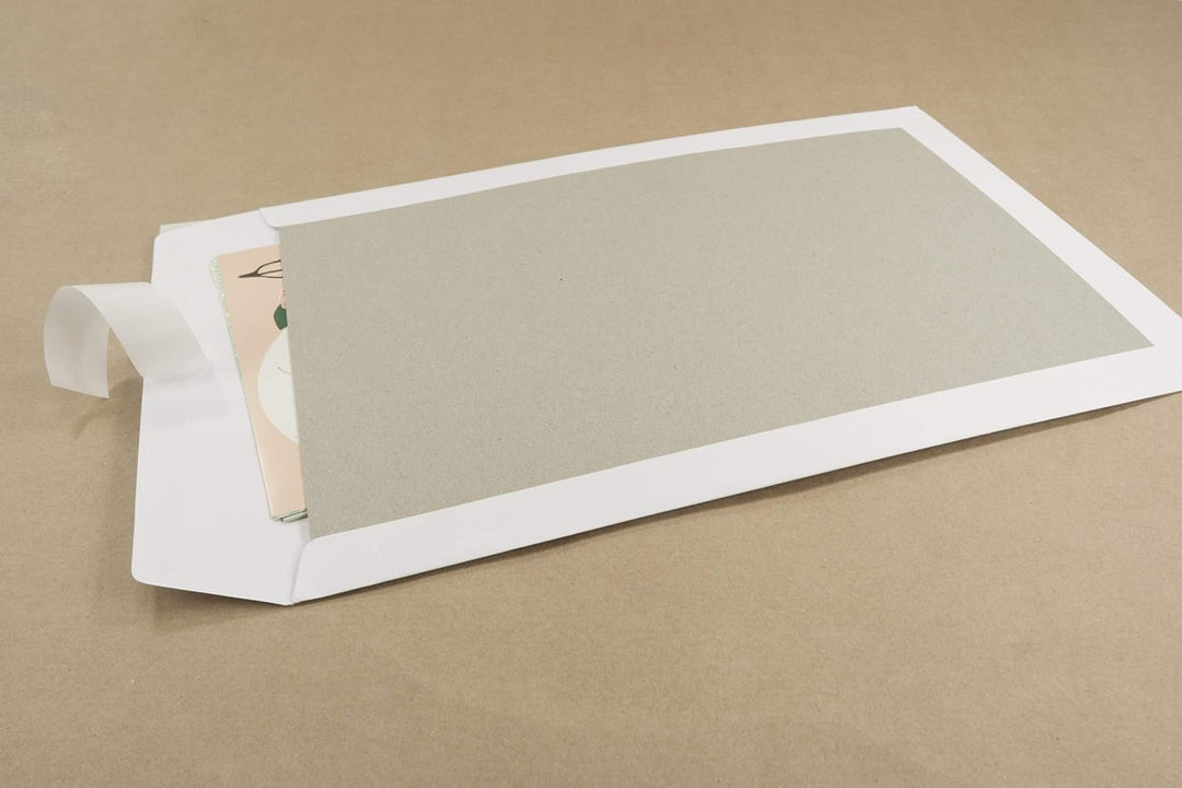 Netuno 100x weisse Versandtaschen DIN B4 B4 mit Papprückwand aus Graupappe 250 × 353 mm 400g Karton-