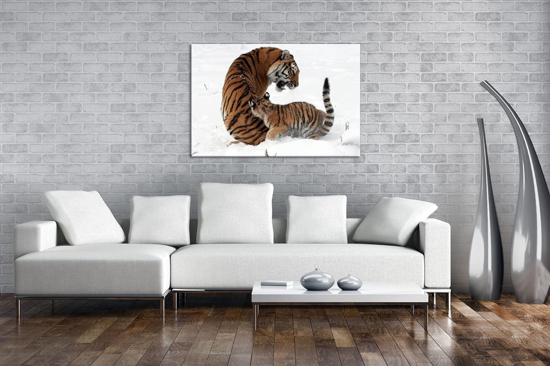 deyoli Tigermutter mit Jungtier in schöner Schneelandschaft im Format: 80x60 als Leinwandbild, Motiv