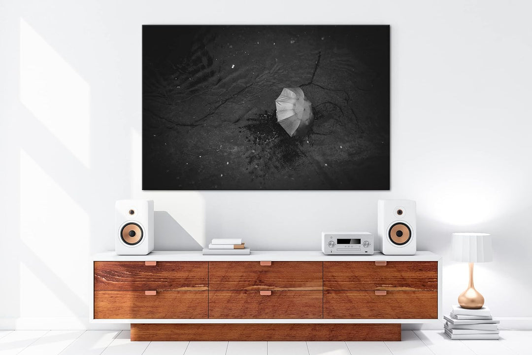 deyoli verlorender Regenschirm Format: 80x60 Effekt: Schwarz&Weiss als Leinwandbild, Motiv fertig ge