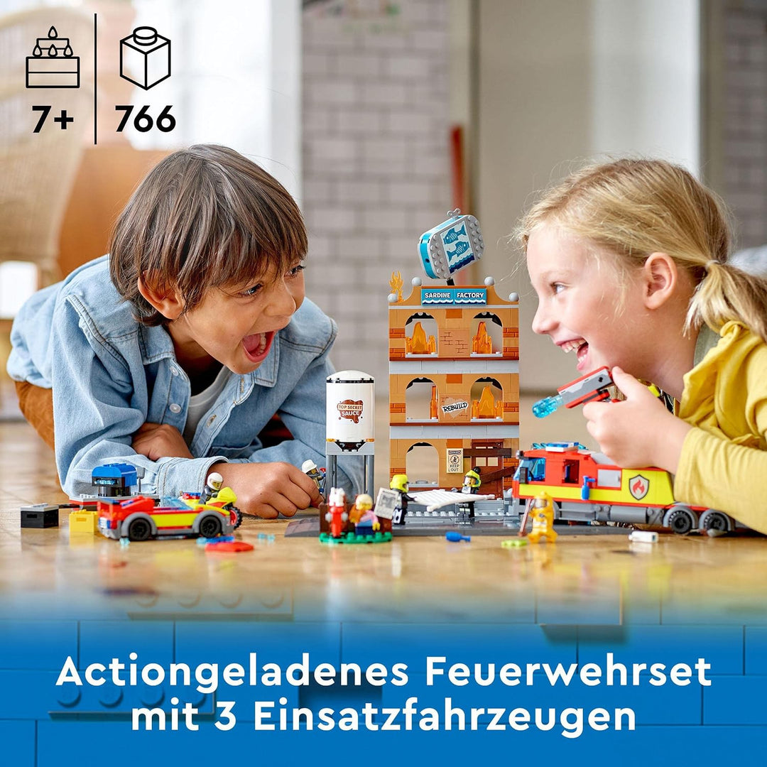 LEGO 60321 City Feuerwehreinsatz mit Löschtruppe, Feuerwehr-Spielzeug mit Feuerwehrauto und Minifigu