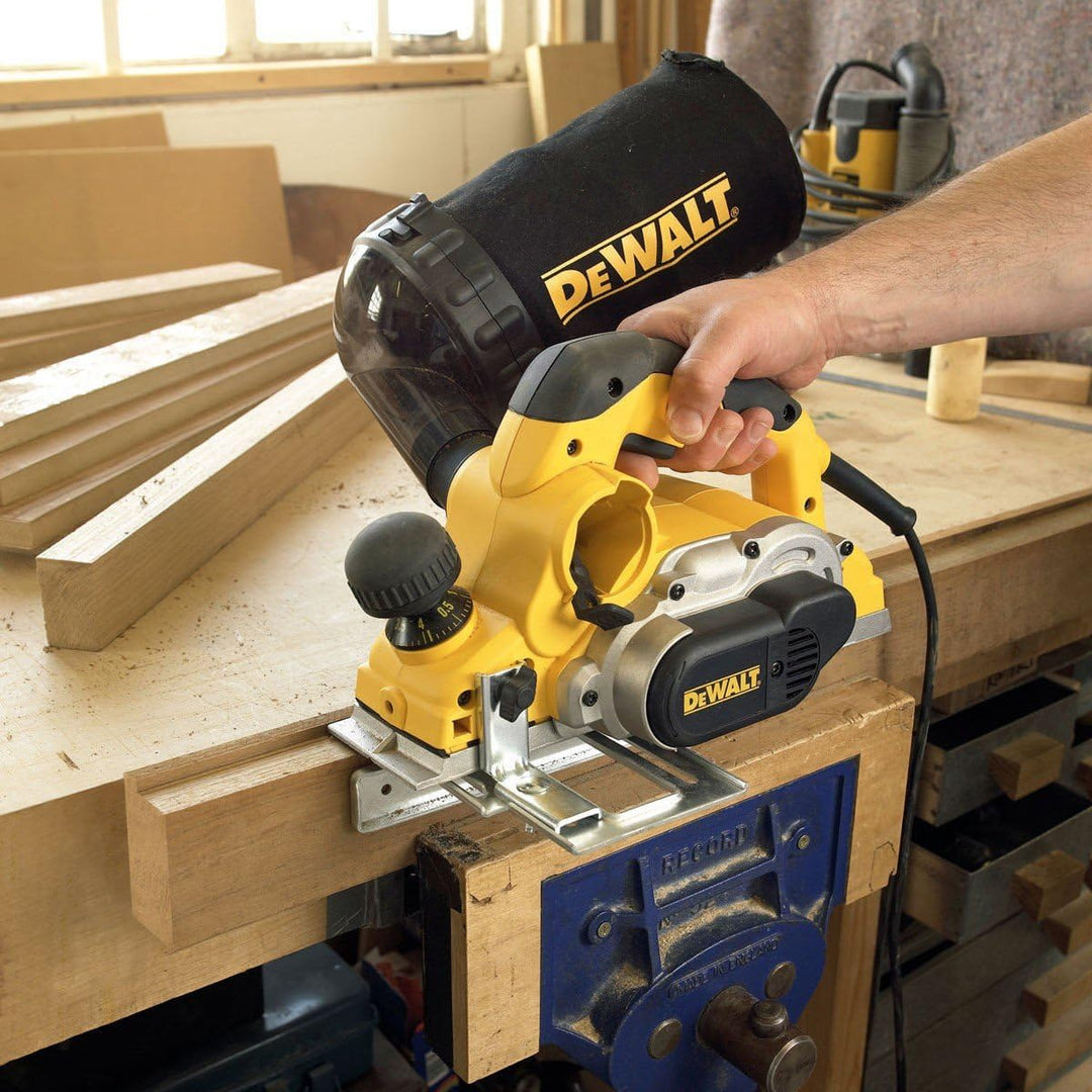 DeWalt Elektrohobel/ Hobel (1,050 Watt, Hobelbreite 82 mm, max. Hobeltiefe 4 mm, Hobelstärke in 1/10