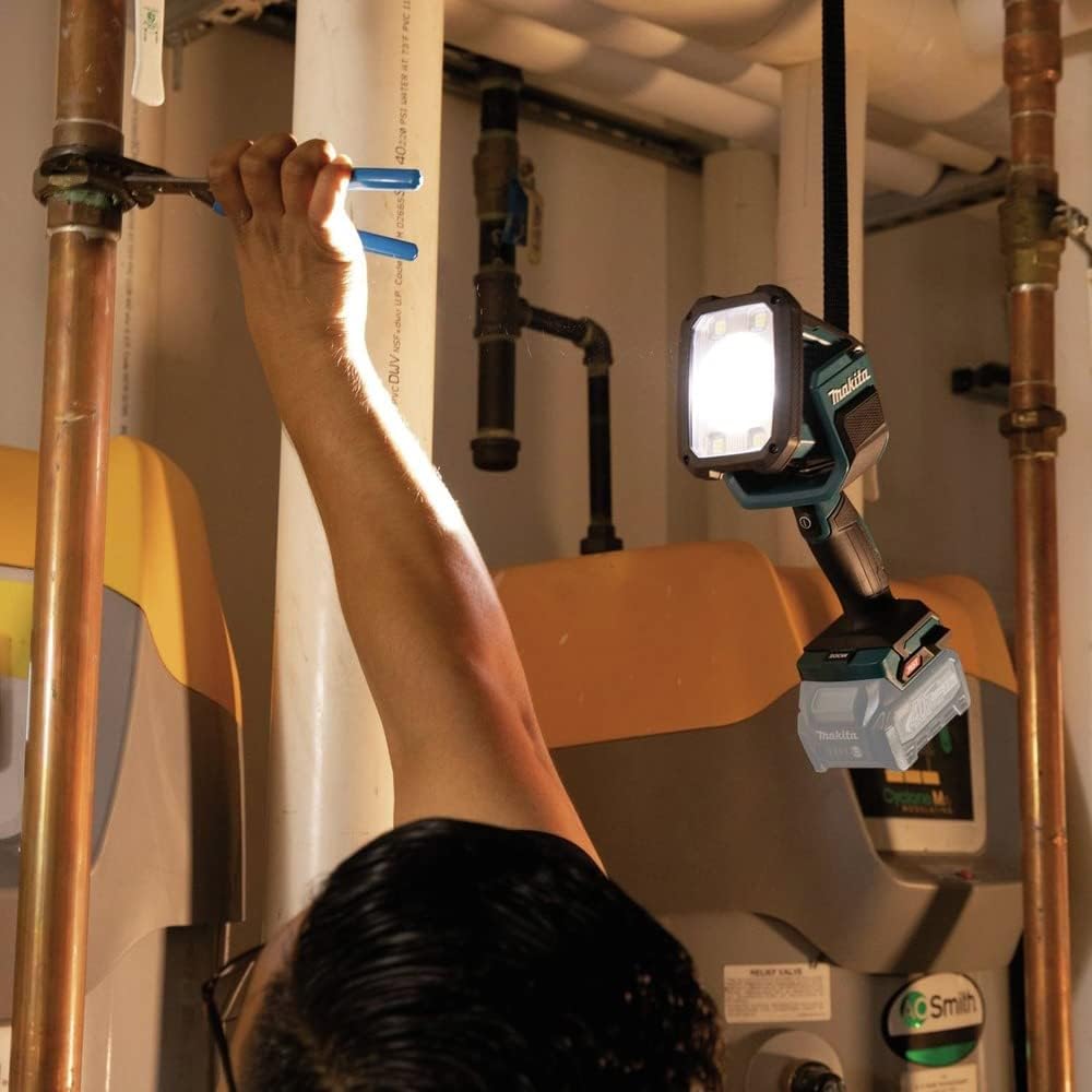 Makita LED-Akku-Handstrahler/Handlampe (verfügt über drei Leucht-Modi Spot, Flutlicht, Spot + Flutli